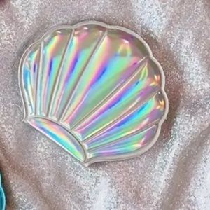 Pretty holographic compact mirror